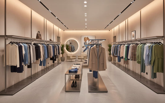 Elegancki butik odzieżowy z markową kolekcją ubrań na wieszakach