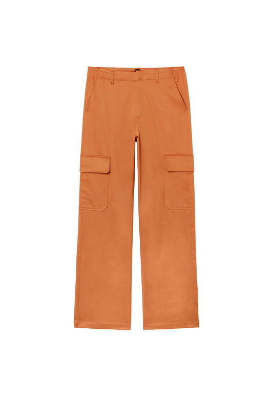 Straight-leg cargo pants. Women
